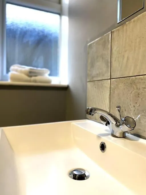 Southampton Central Apartment - 5 Double Beds, 5 Bedrooms, 2 Bathrooms - Large Bedrooms - Perfect For Contractors, Large Groups Of Friends, Families