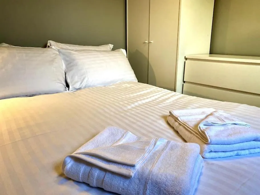 Southampton Central Apartment - 5 Double Beds, 5 Bedrooms, 2 Bathrooms - Large Bedrooms - Perfect For Contractors, Large Groups Of Friends, Families