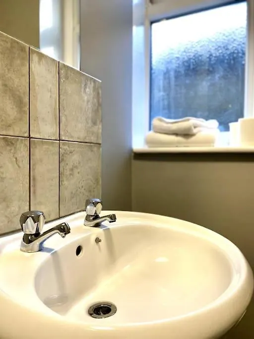 Southampton Central Apartment - 5 Double Beds, 5 Bedrooms, 2 Bathrooms - Large Bedrooms - Perfect For Contractors, Large Groups Of Friends, Families
