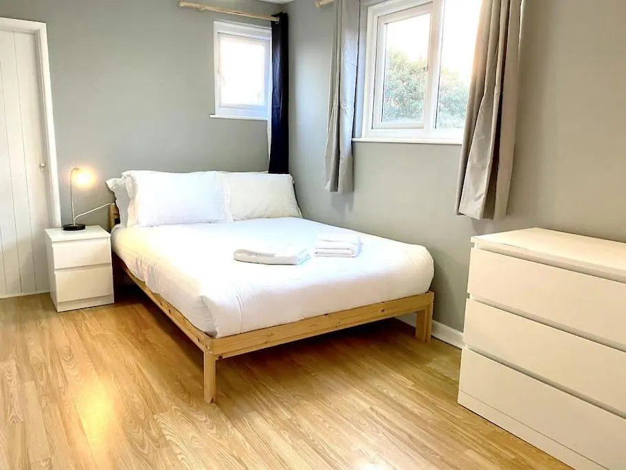 Southampton Central Apartment - 5 Double Beds, 5 Bedrooms, 2 Bathrooms - Large Bedrooms - Perfect For Contractors, Large Groups Of Friends, Families